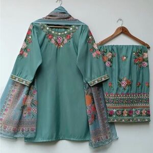 Category: 3Pc, Shirt, Shalwar, Apple Silk Dupatta

Shirt Length: 36.5